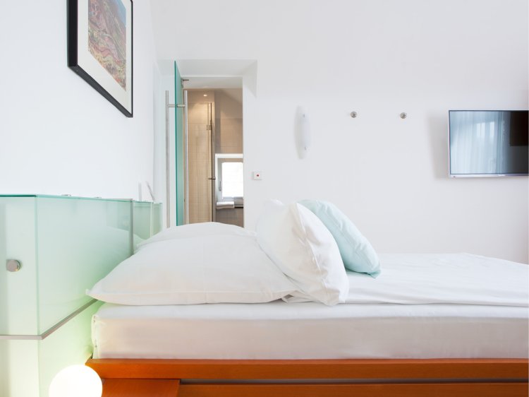 Erleben Sie luxuriösen Komfort in den stilvoll eingerichteten Doppelzimmern auf Schloss Montabaur. Unsere Komfort Doppelzimmer bieten Ihnen eine harmonische Kombination aus historischem Charme und modernem Design.
