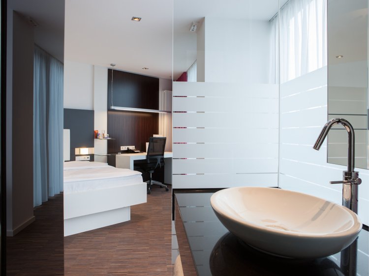 Erleben Sie luxuriösen Komfort in den stilvoll eingerichteten Doppelzimmern auf Schloss Montabaur. Unsere Komfort Doppelzimmer bieten Ihnen eine harmonische Kombination aus historischem Charme und modernem Design.