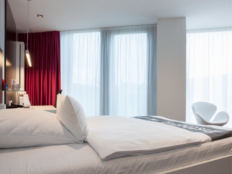 Experience luxurious comfort in the stylishly furnished double rooms at Schloss Montabaur. Our comfort double rooms offer you a harmonious combination of historical charm and modern design.
